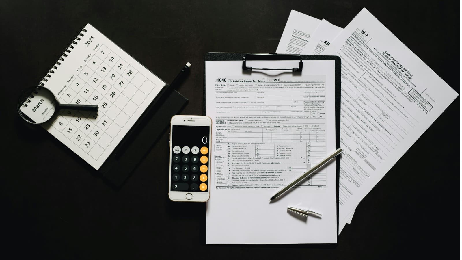 Calculatrice posée sur un contrat d'achat de voiture allemande et clés BMW