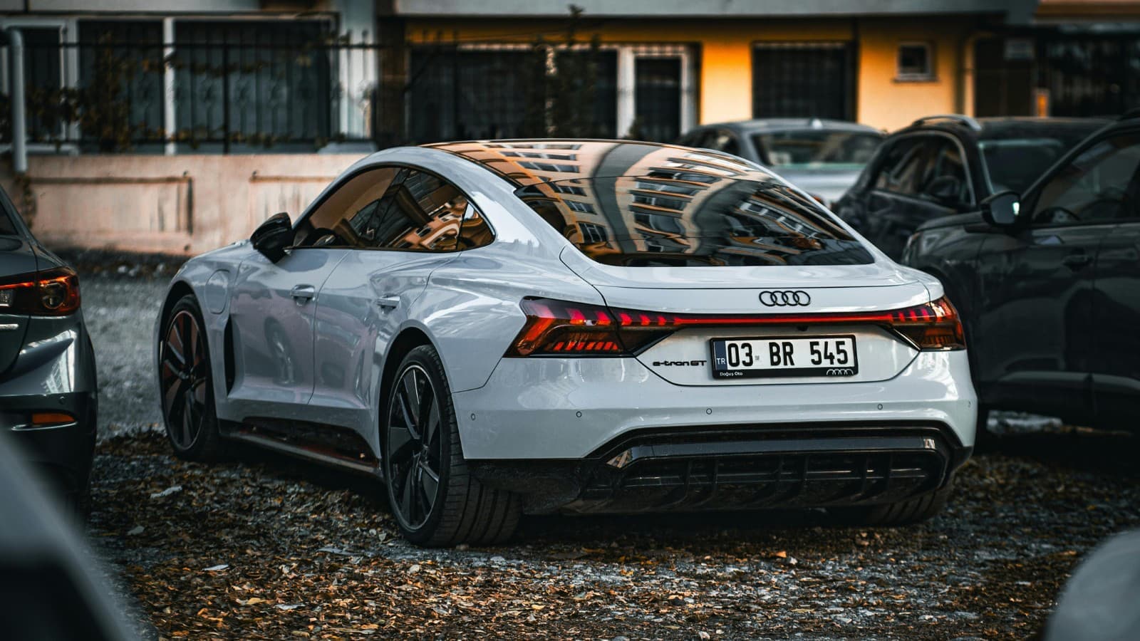 Étiquette de prix premium sur le pare-brise d'une voiture allemande dans un showroom de Bavière