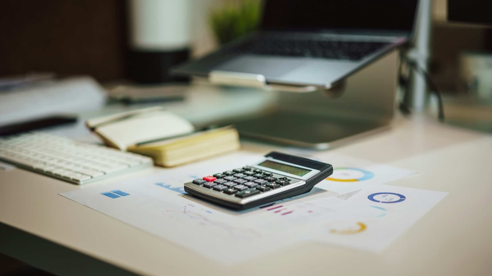 Facture d'achat d'un véhicule importé et documents comptables sur le bureau d'un dirigeant