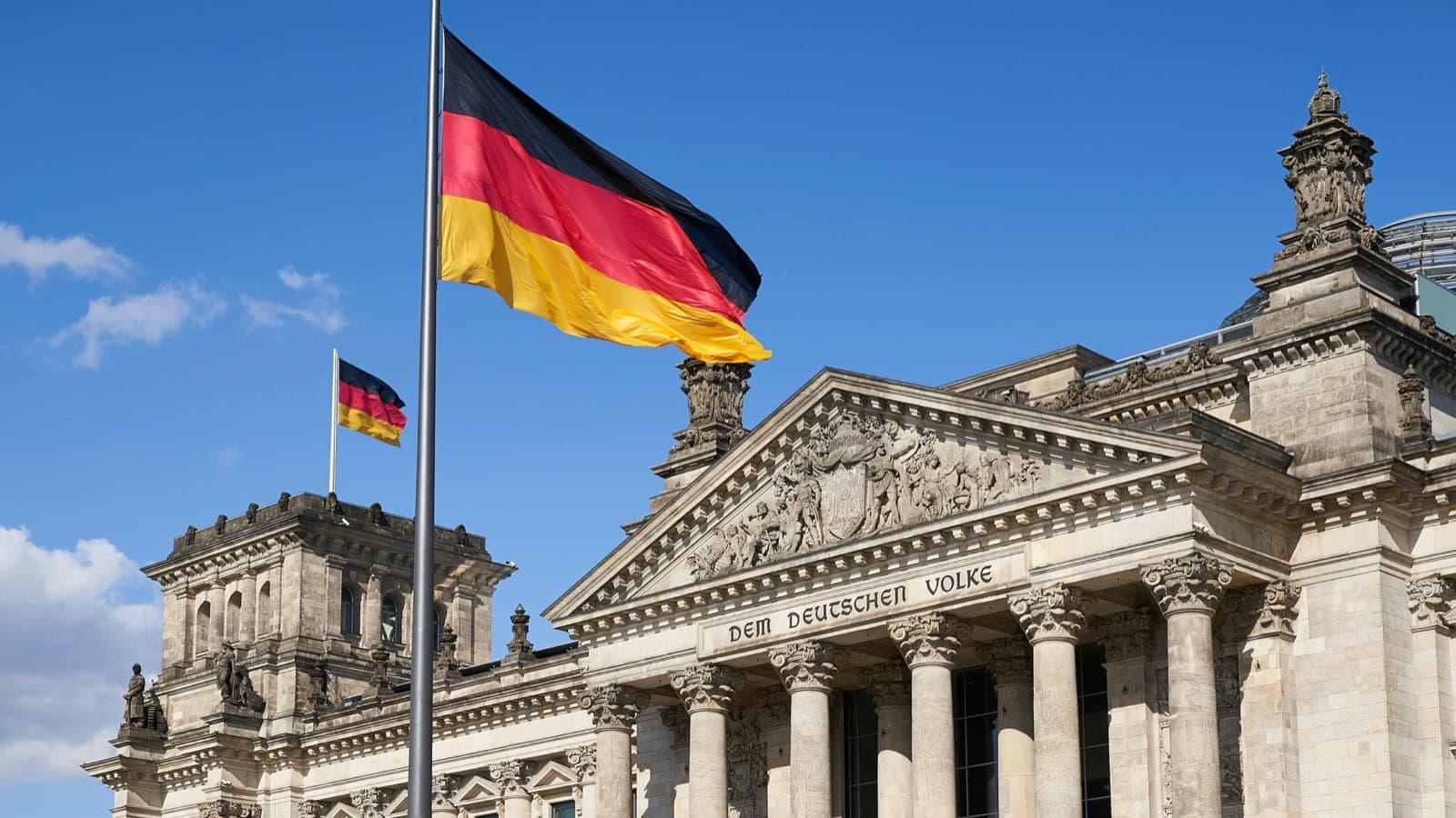 Compteur kilométrique d'une voiture allemande et main méfiante, symbolisant les arnaques à l'achat en Allemagne