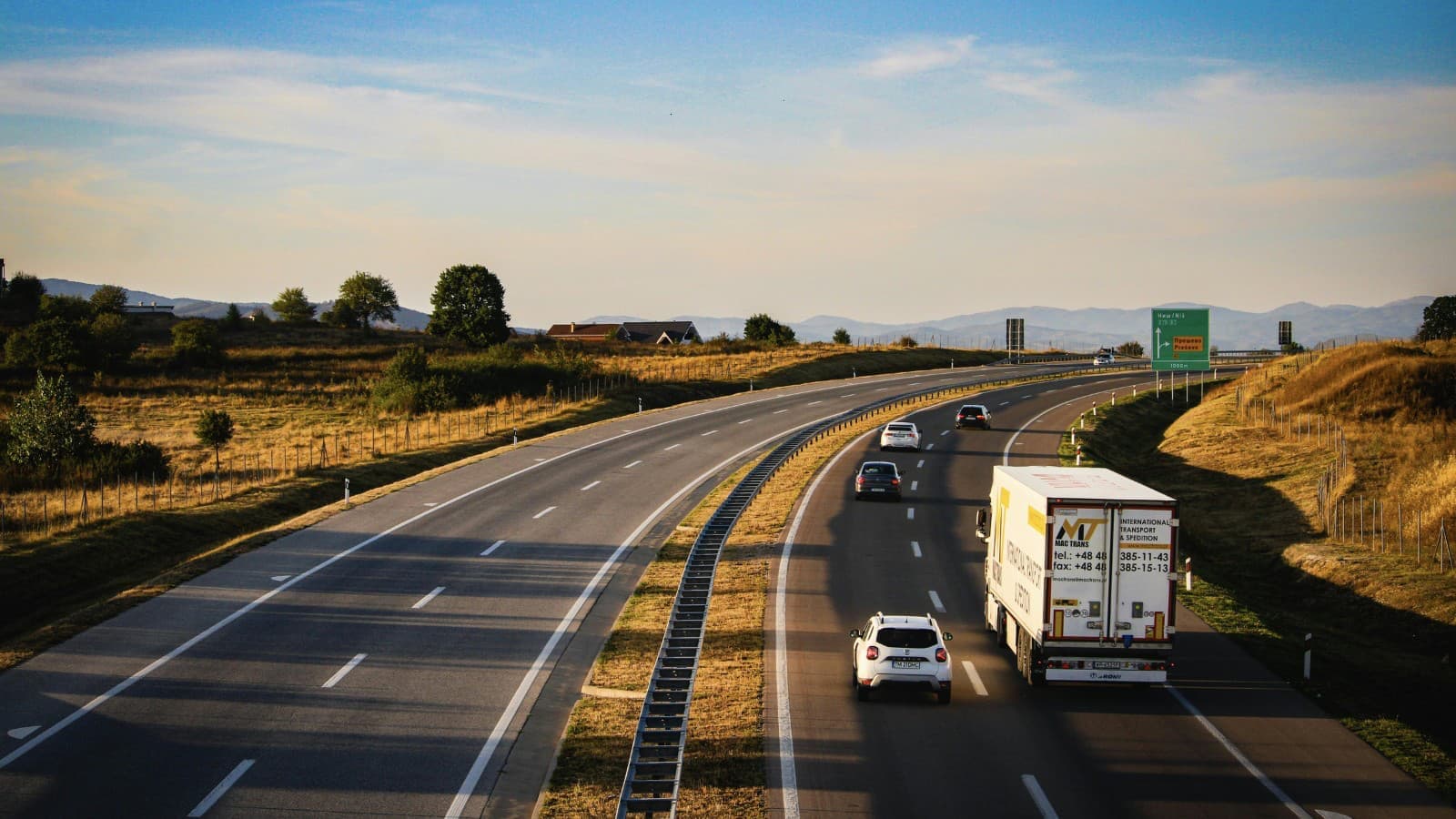 Camion plateau de transport auto chargé de voitures premium sur autoroute européenne