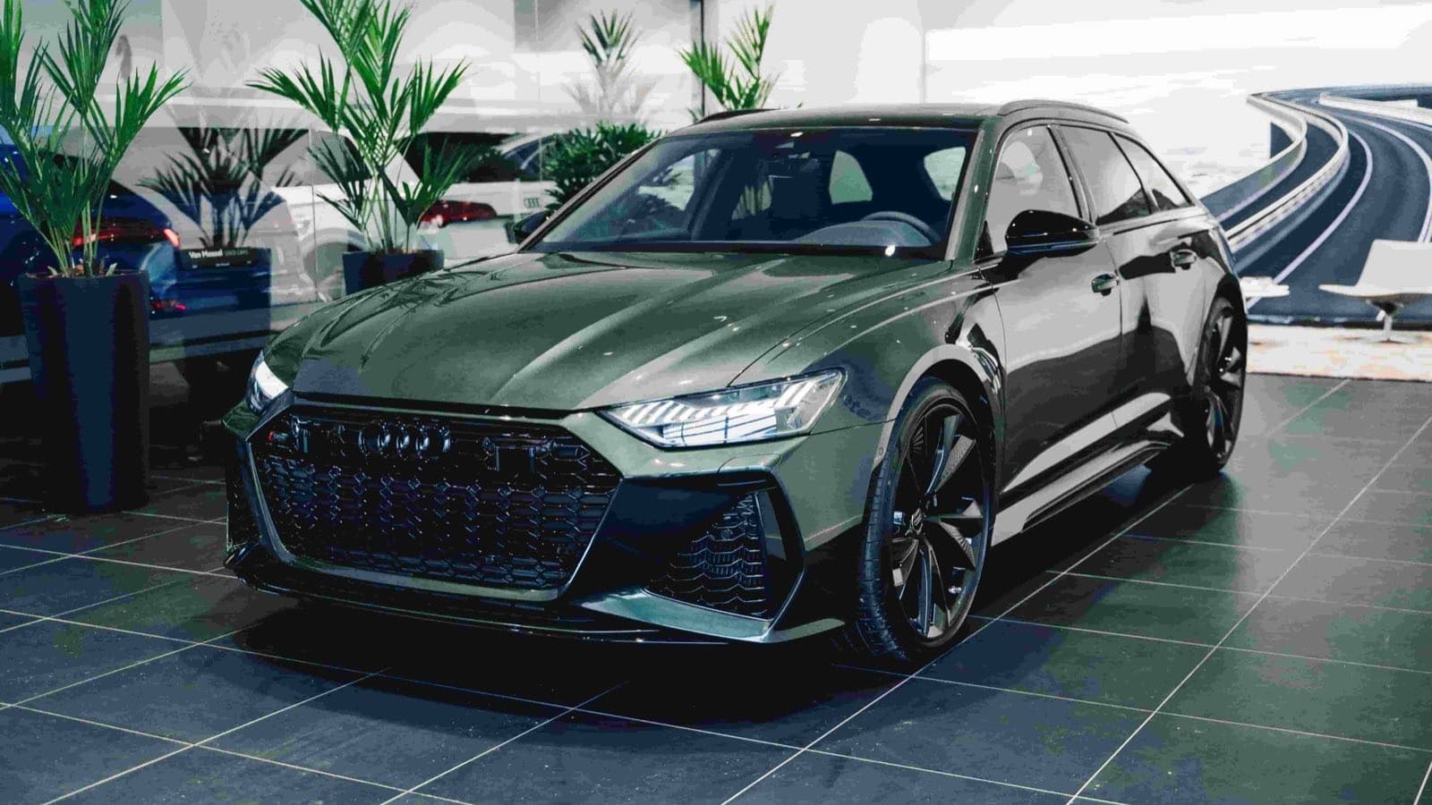 Audi RS6 Avant break de sport devant un décor allemand, symbolisant l'importation d'une RS6 d'Allemagne