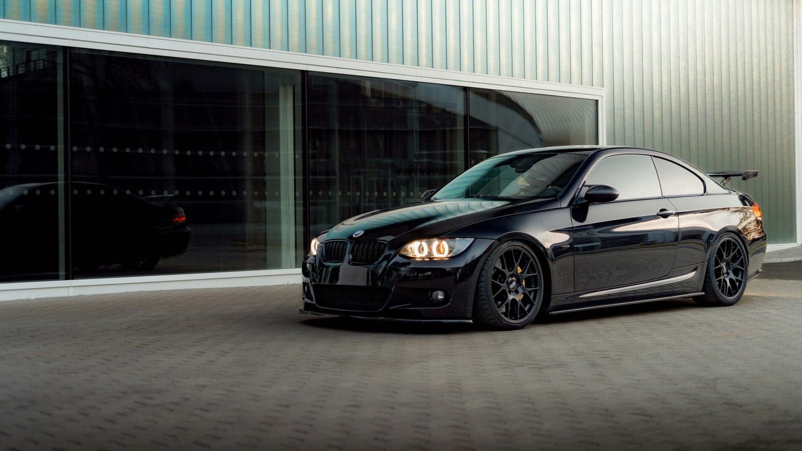 BMW M3 Competition et M4 face à face, symbolisant l'importation d'une BMW M d'Allemagne