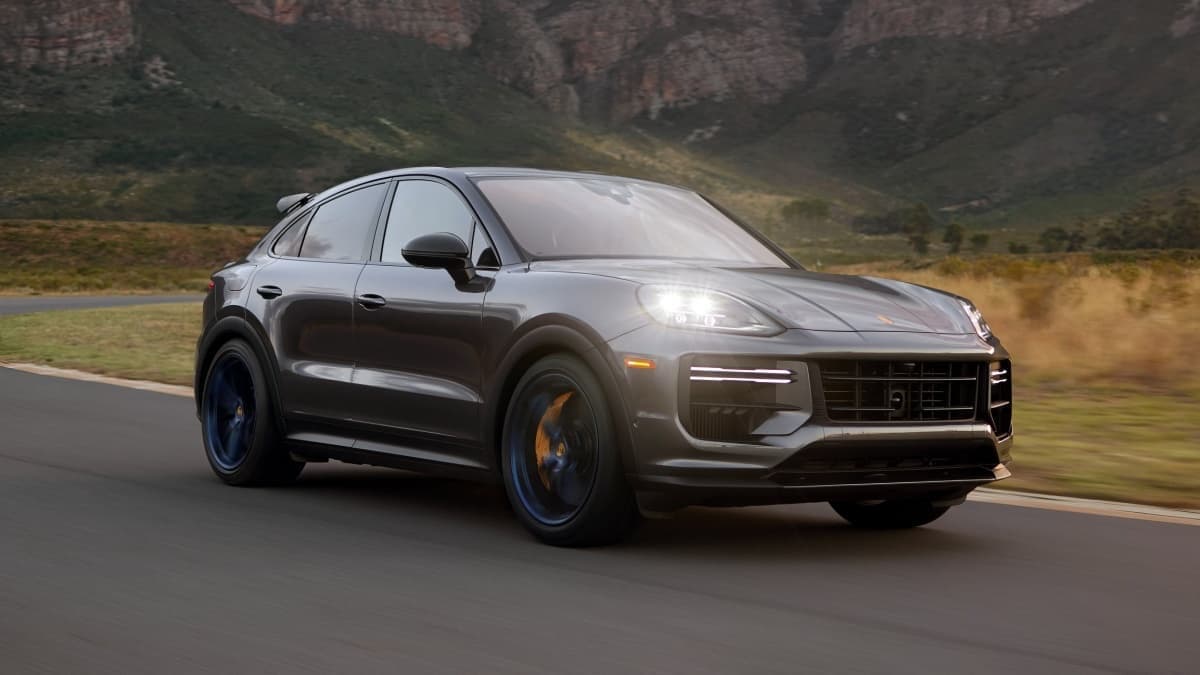 Porsche Cayenne premium sur une route de montagne, prêt à être importé d'Allemagne