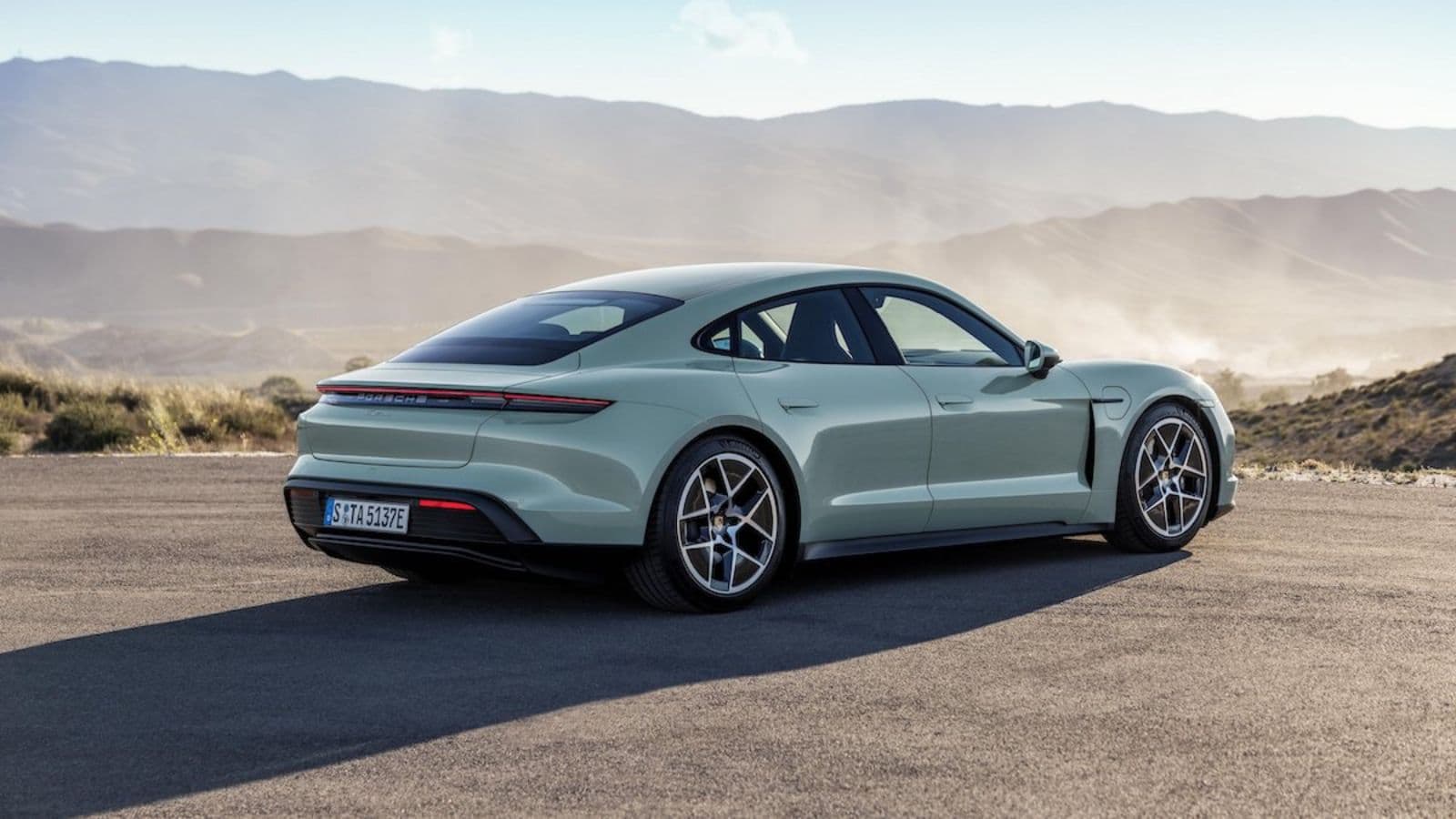 Porsche Taycan grise en charge sur une borne rapide, prête à être importée d'Allemagne